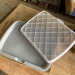 新品　ペットトイレレイー 65X50CM 大型犬トイレ トレイ ワイド 犬用 マーキングポール フチ付き トレーニング しつけ メッシュ しつけるウォールトレー ボックス屋内/屋外 高さ6.5CM グレイの画像