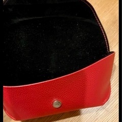 GUESS メガネケースとサングラスの画像