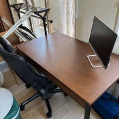 机、ゲーミングチェア、モニターセットの画像