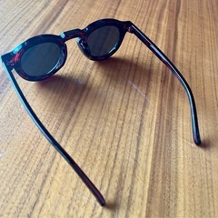 GUESS メガネケースとサングラスの画像
