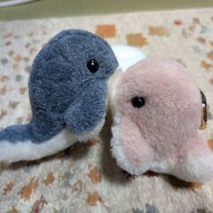 くじらぬいぐるみ青＆ピンクのキーホルダーの画像