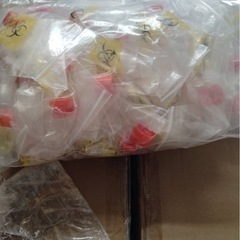 大量にあるプラスチックケースの画像