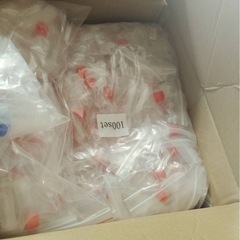 大量にあるプラスチックケースの画像