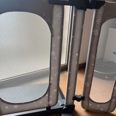 日本育児 おくだけとおせんぼ　おくトビラ  きのみ柄 サイズS ベビーフェンス ベビーゲートの画像