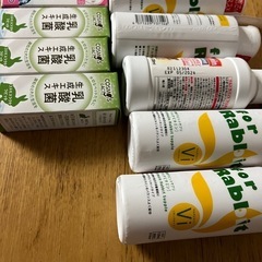 モルモット用牧草(段ボールx2. ビタミン2種、キャリーケース、ペレット
の画像
