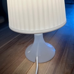 IKEAラムパンテーブルランプの画像