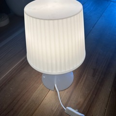 IKEAラムパンテーブルランプの画像