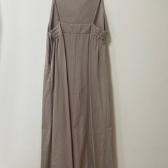 ベージュ　ワンピースの画像