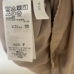 ベージュ　ワンピースの画像