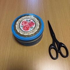 お菓子の缶（中身はカラ）の画像