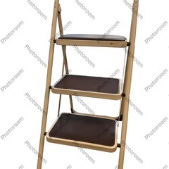 【折りたたみ式 3段 ステップチェア 耐荷重80kg 手すり付き 踏み台 椅子兼用 安定設計 コンパクト収納 幅470×奥行675×高さ1050mm 室内用 安全設計 滑り止め付 持ち運び便利 中性洗剤で簡単お手入れ 高所作業・収納棚利用に最適 ウレタンフォームクッション 合成皮革張り 家庭用やオフィス用におすすめ】の画像