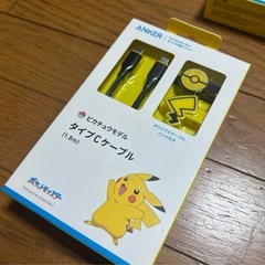 ピカチュウデザインの1.8m充電ケーブルとコンパクトポーチのセットの画像