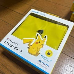 ピカチュウデザインの1.8m充電ケーブルとコンパクトポーチのセットの画像