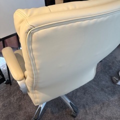ほぼ新品。オフィスコムのふかふかチェアですの画像