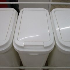 ジモティー割引🏷️【ジャングルジャングル 岸和田和泉インター店】ダストボックス　3連　キャスター付き　ホワイト　 和泉市 堺市 岸和田市 泉大津市 高石市 泉北郡熊取町の画像
