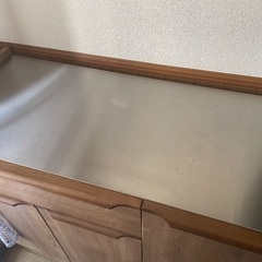 ステンレススチールのキッチンカウンター・食器棚の画像