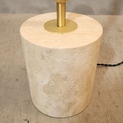 ART WORKSTUDIO(アートワークスタジオ)のmonolith(モノリス) フロアランプです。コットンとリネン素材のシェードとウッドのポール、ベースの大理石の組み合わせが魅力のスタンドライト♪の画像