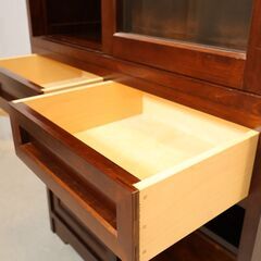松本民芸家具の高山式食器棚です。ミズメザクラ無垢材を使用したクラシカルなフォルムの和・洋問わず活躍するカップボードです。シンプルな中に上品さを感じさせるデザインが魅力的です♪の画像