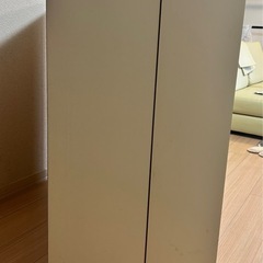 白のスライド式本棚の画像