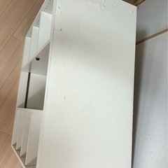 白のスライド式本棚の画像