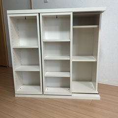 白のスライド式本棚の画像