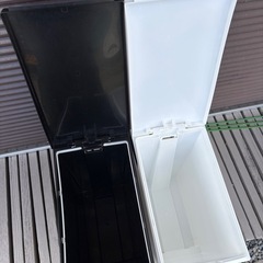 プラスチック製ゴミ箱　足踏み開閉付きの画像