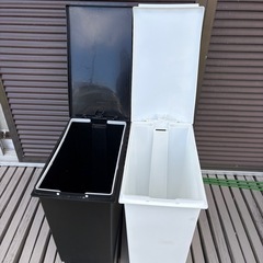 プラスチック製ゴミ箱　足踏み開閉付きの画像