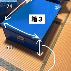 アルミ製の缶の大きな箱の画像