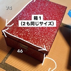 アルミ製の缶の大きな箱の画像