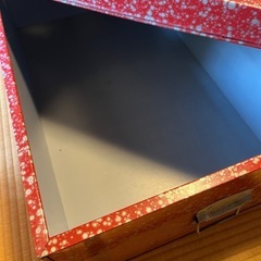 アルミ製の缶の大きな箱の画像