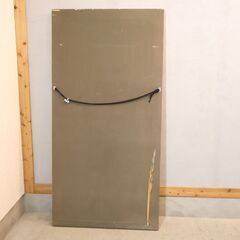 アンティーク調のウォールミラーです。エレガントでゴージャスな装飾が映える鏡はお部屋をクラシカルに演出してくれます。自宅だけでなく店舗什器などにもオススメです♪の画像