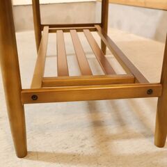 国内老舗家具メーカーkarimoku(カリモク家具)のコーヒーテーブルです。北欧スタイルのレトロなデザインは優しい印象に。シンプルなデザインのスッキリとしたリビングテーブルです。 の画像