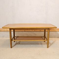 国内老舗家具メーカーkarimoku(カリモク家具)のコーヒーテーブルです。北欧スタイルのレトロなデザインは優しい印象に。シンプルなデザインのスッキリとしたリビングテーブルです。 の画像