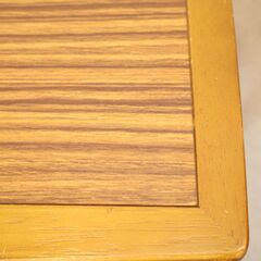 国内老舗家具メーカーkarimoku(カリモク家具)のコーヒーテーブルです。北欧スタイルのレトロなデザインは優しい印象に。シンプルなデザインのスッキリとしたリビングテーブルです。 の画像