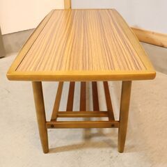 国内老舗家具メーカーkarimoku(カリモク家具)のコーヒーテーブルです。北欧スタイルのレトロなデザインは優しい印象に。シンプルなデザインのスッキリとしたリビングテーブルです。 の画像