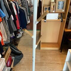 🔥🔥期間限定・設置無料有り🔥🔥北欧風 モダンな木製コートハンガー ホワイト×ナチュラル 省スペース ポールハンガー 中古収納家具 格安の画像