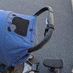 BabyJogger ベビーカーと
二人乗り用アタッチメントの画像