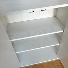 綺麗な食器棚の画像