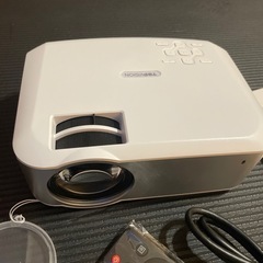 【定価半額以下！】新品プロジェクター、幕付き！の画像
