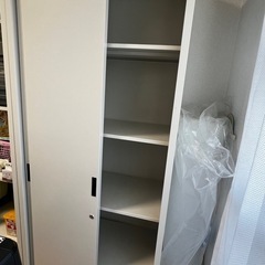 【中古】　PLUS　スチール書庫　5段　扉付き　1台の画像