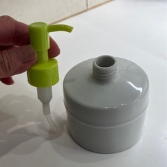 差し上げます　陶器の入れ物　ポンプ式の画像