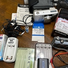 カメラやウォークマン、ラジオなど、ジャンク品の画像