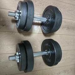 トレーニングベンチとダンベルの画像