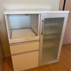 キッチン食器棚の画像