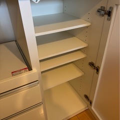 キッチン食器棚の画像