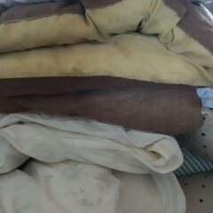 布団、毛布、枕、ドーナツクッションなどの画像