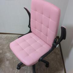 折りたたみデスクとコマ付きイスの画像