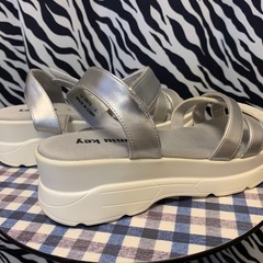 【新品】ビジュー付き厚底サンダル シルバー Sサイズの画像