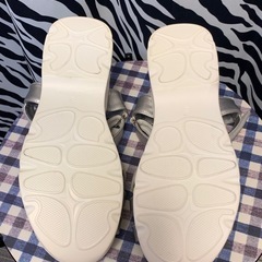 【新品】ビジュー付き厚底サンダル シルバー Sサイズの画像