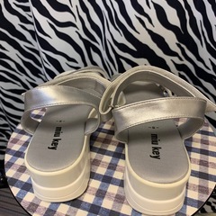 【新品】ビジュー付き厚底サンダル シルバー Sサイズの画像
